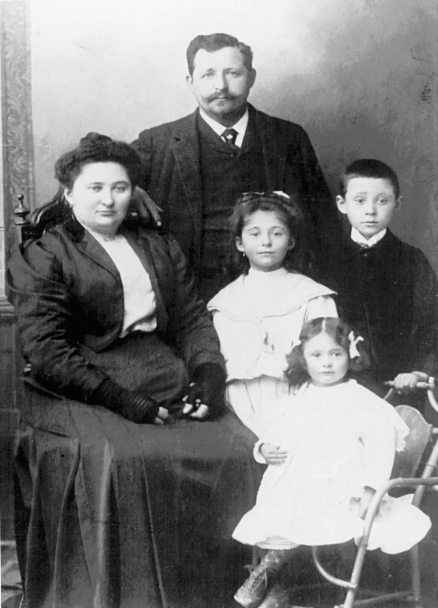 1910_Johann-Anton-und-Ludwina-Saffer-mit-den-Kindern-Anton-Anna-und-Josefa-scaled